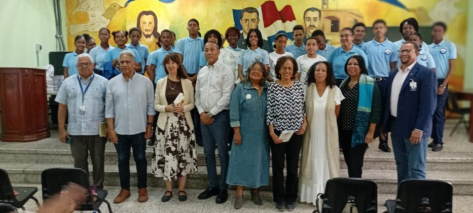 Foto grupal tras la lectura en el Liceo Estados Unidos de America. Foto suministrada.