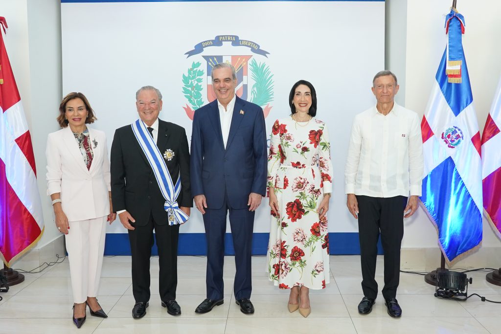 En la imagen el presidente Luis Abinader y Frank Rainiri al centro acompañados de sus esposas, la primera dama Raquel Arbaje y Haydée Kuret y a la derecha el Canciller dominicano Roberto Álvarez luego del acto de entrega de la medalla de la Orden del Mérito de Duarte, Sánchez y Mella en el Grado de Gran Cruz Placa de Plata.