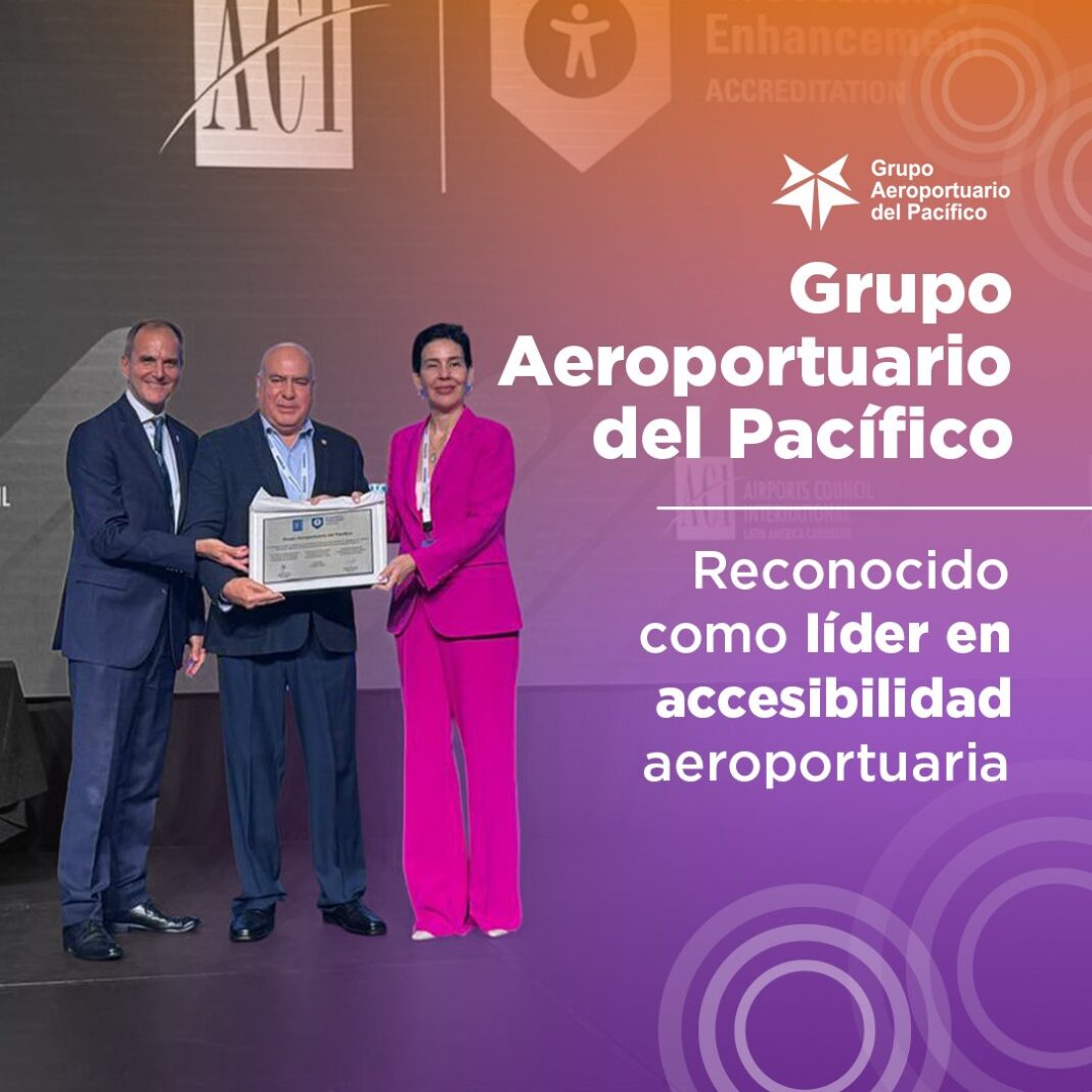 Monika Infante, presidenta de ACI-LAC y CEO de AerodomRD y Pedro Cerda, CEO y vicepresidente Regional para las Américas de la Asociación de Transporte Aéreo Internacional (IATA) entregan al Grupo Aeroportuario del Pacífico un reconocimiento por ser el grupo aeroportuario con más aeropuertos acreditados en accesibilidad.