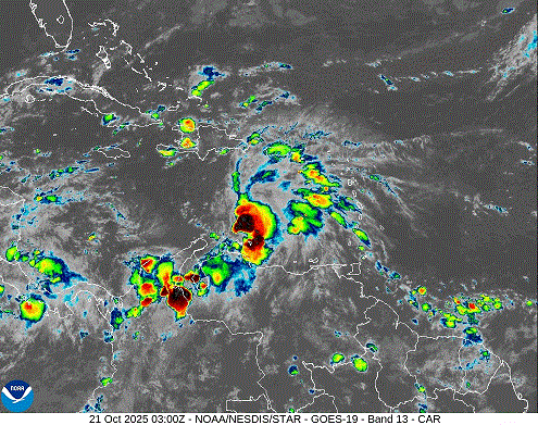 Imagen de satélite del disturbio tropical al sur de República Dominicana del Centro Nacional de Huracanes de Miami.