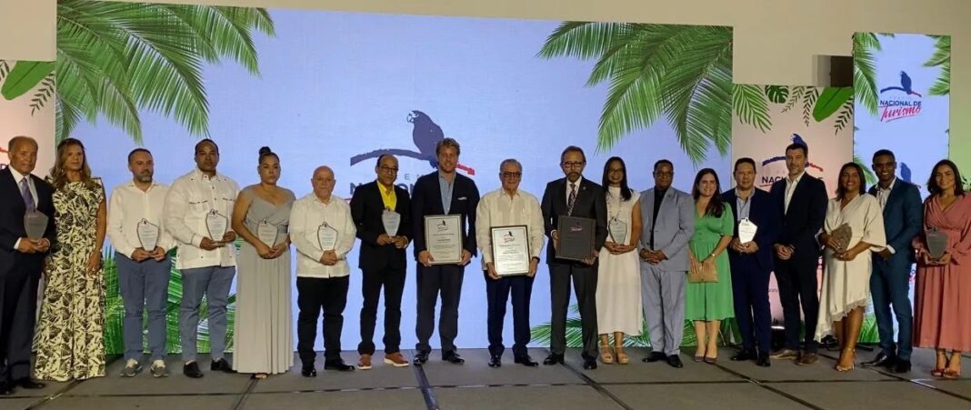 Foto oficial de los galardonados en la cuarta entrega del Premio Nacional de Turismo 2025