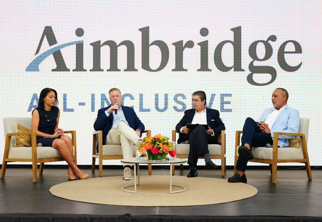 Grisel Cordones, Craig Smith, Leandro Castillo junto a Hilario Peralta durante el convenido hecho por Aimbridge Hospitality