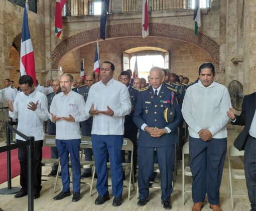 Gustavo Urbi, Juan Pablo Uribe, Juan Alberto Michel, el Coronel Eduardo Hansel y Luciano Mendoza, en reverencia