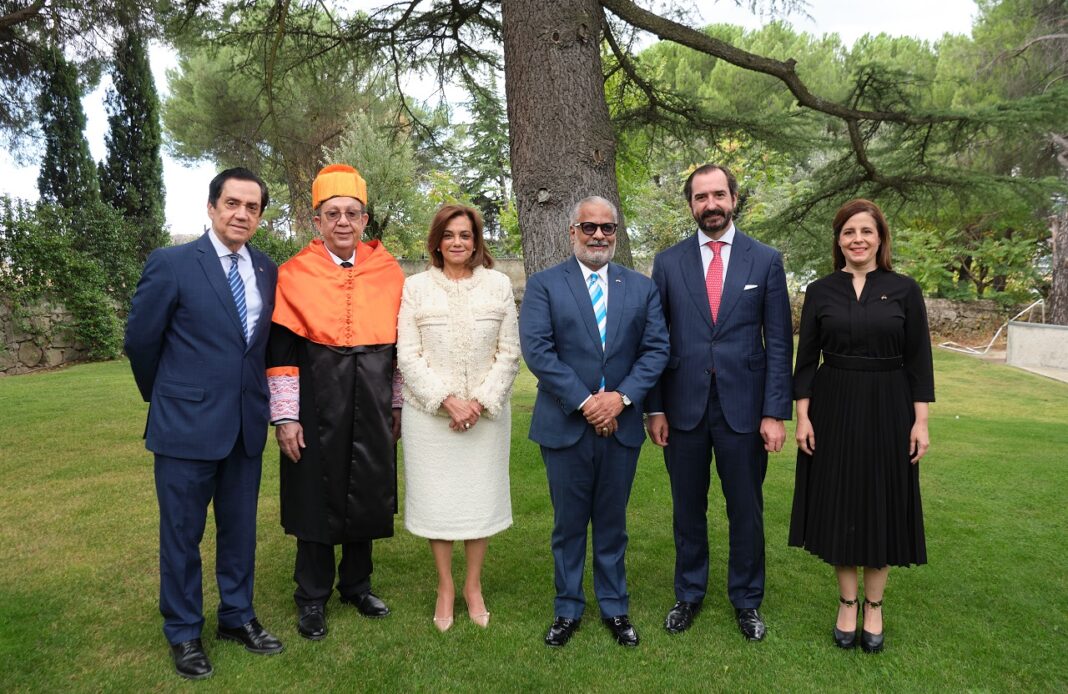 La solemne ceremonia de investidura a Héctor Valdez Albizu, celebrada en el campus de Collado Villalba en Madrid, se convirtió en un homenaje a la función pública y a las instituciones de República Dominicana y España.