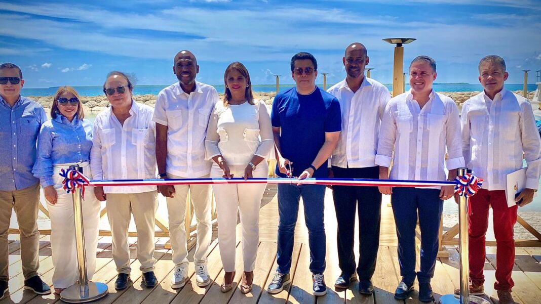 Los diputados Wandy Batista y Yaqueline Fernández, Vinicio Castillo Seman, jurista y exdiputado; Tury Reyes, alcalde Caleta; Ivelisse Méndez, gobernadora provincial; David Collado, ministro de Turismo; Eduardo Kery, alcalde de La Romana; Jean Luis Rodríguez, director ejecutivo de Autoridad Portuaria y Eugenio Cedeño, diputado.
