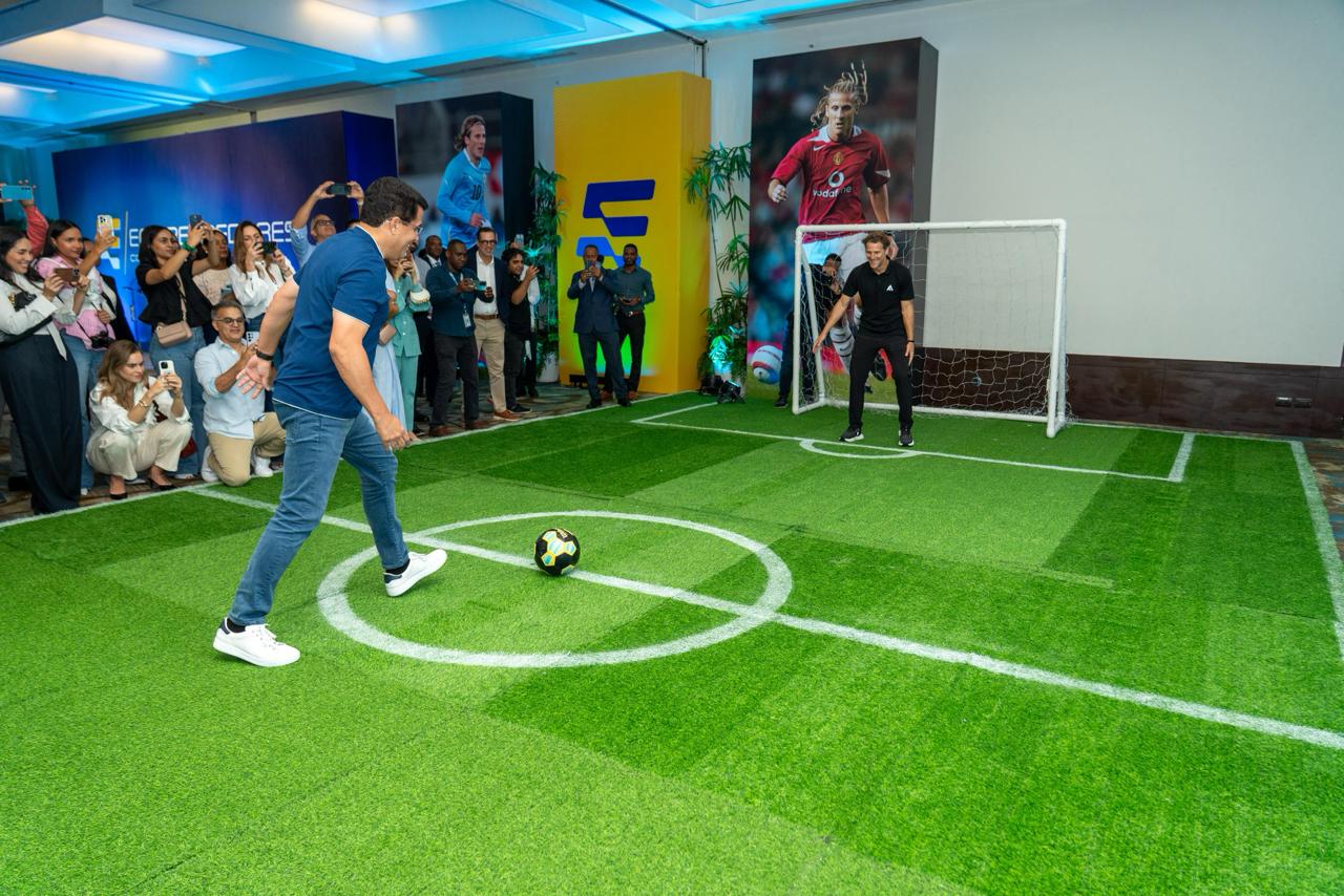 David Collado y Diego Forlán durante el encuentro con la prensa simularon un movimiento en un partido de fútbol