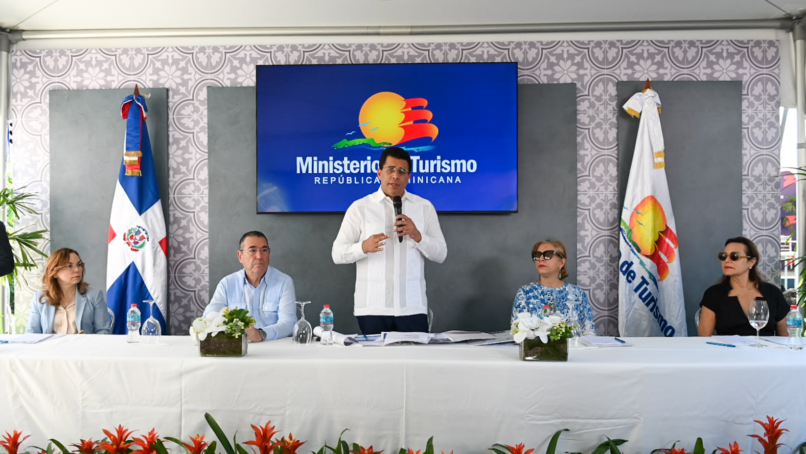 Al hablar en el acto en la Ciudad Colonial este viernes, David Collado dijo que el turismo no solo atrae visitantes: transforma comunidades, impulsa economías y devuelve el orgullo a nuestra gente.
