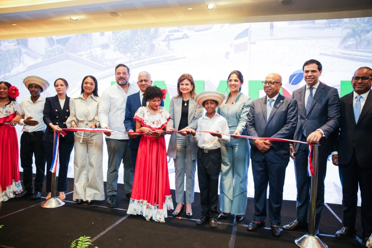 Al centro durante el corte de la cinta que dejó abierta la Figuran al centro la vicepresidenta de la República Dominicana, Raquel Peña, a su izquierda Kahia Sarit, presidenta del Clúster Ecoturístico de Dajabón y un gestor cultural y a su derecha, la diputada Daritsa Zapata y otro dirigente turístico de Dajabón durante un momento en la Feria Ecoturística y de Desarrollo Territorial "Dajabón Vívelo". la vicepresidenta de la República, Raquel Peña y la diputada de Dajabón Daritza Zapata, junto a líderes de la provincia ecoturística y funcionarios del gobierno y del Congreso Nacional que asistieron al evento.