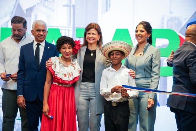 La Vicepresidenta de la Rep&uacute;blica, el presidente del Senado y la diputada Daritza Zapata en la feria Dajab&oacute;n V&iacute;velo.