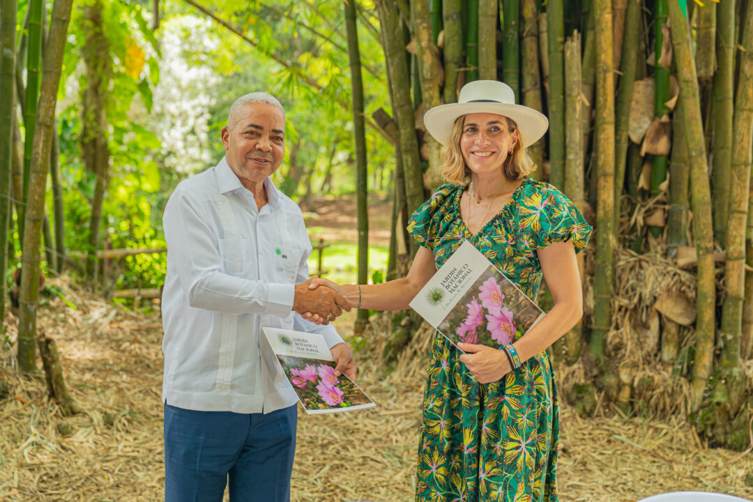 Isabel Piñero, presidenta del Consejo de Familia de Grupo Piñero junto a ingeniero Pedro Nolasco, director general del Jardín Botánico Nacional.