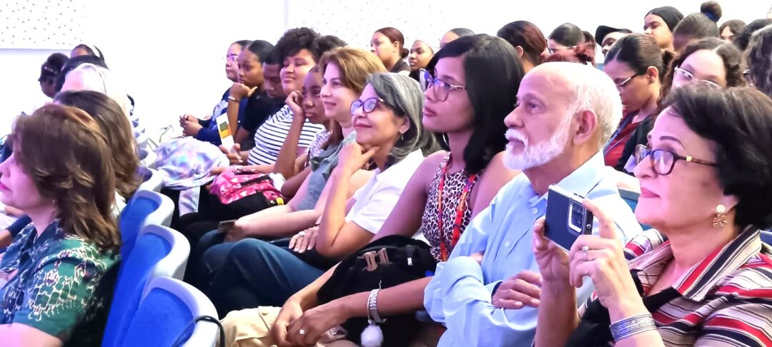 La actitud del publico da idea de la atención que se le prestó a la disetación de Angela Hernandez.