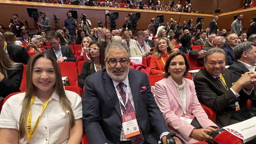La directora de la Puerto Rico Tourism Company, Willanette Robles, Enrique de Marchena y Haydée Kuret de Rainieri, vicepresidente del grupo Diario Libre. Foto Fuente externa