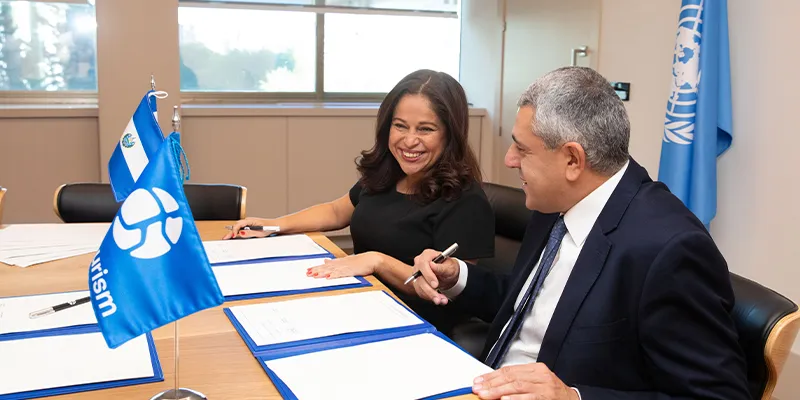 La ministra de Turismo de El Savador, Morena Valdez, junto al secretario general de ONU Turismo, Zurab Pololikashvili, tras la firma del acuerdo.