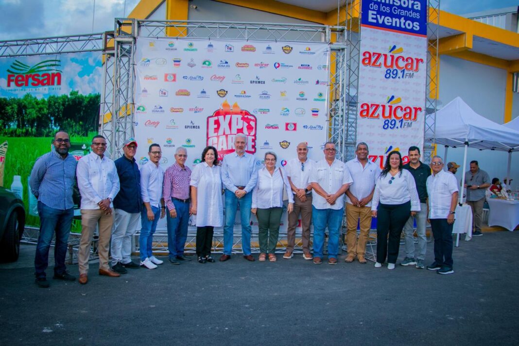 Líderes del sector ganadero y del sector turístico durnate la apertura de una de las versiones de Expo Carne Hato Mayor
