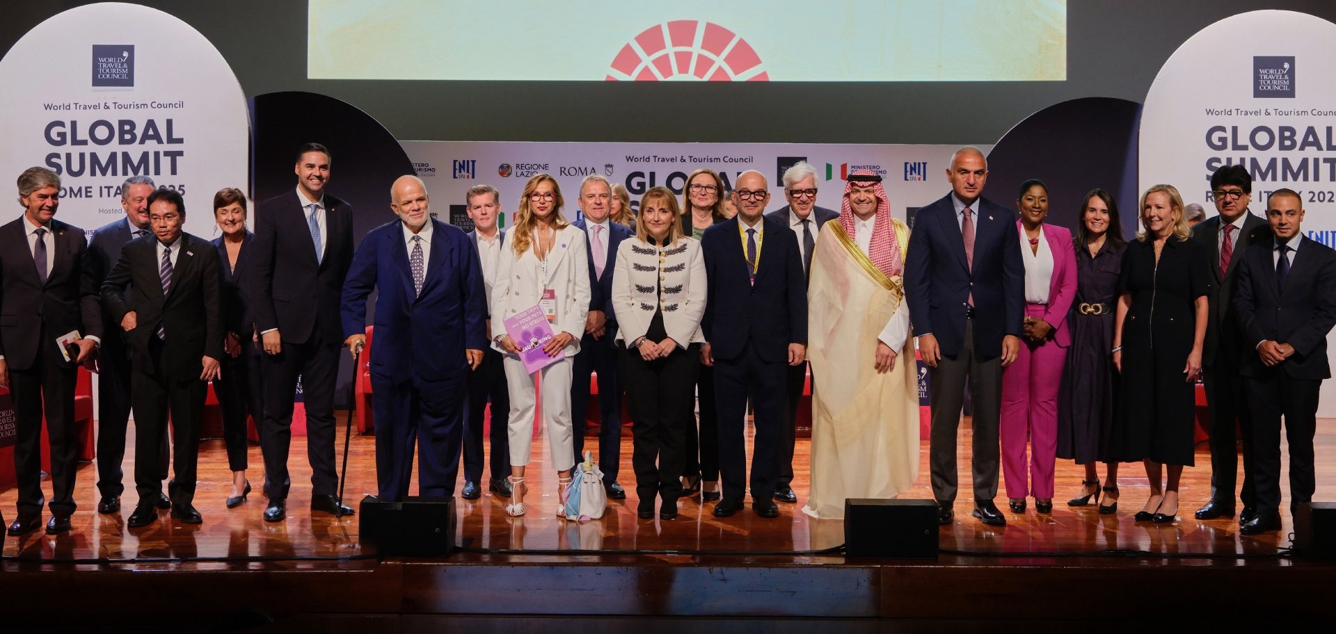 Líderes mundiales posan en un momento den la Cumbre Global WTTC en Roma