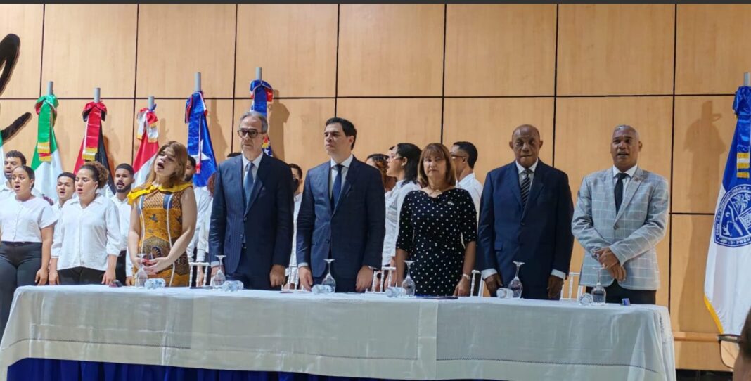 La apertura de la XIV Semana Internacional de la Poesía en el auditorio Manuel del Cabral, Biblioteca Pedro Mir, estuvo marcada por la actuación del Coro Universitario y lecturas poéticas cargadas de emotividad.