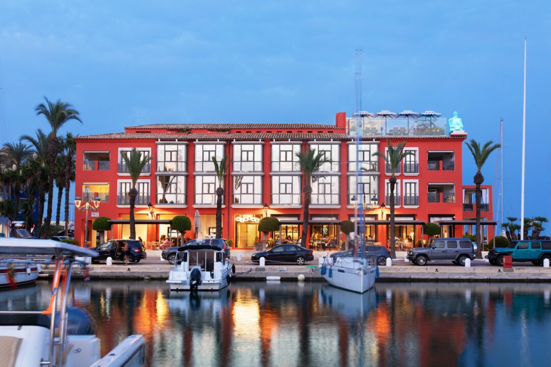Vistadel Hotel Sotogrande. En lo adelante Meliá Hotels International asume la gestión de los hoteles MiM, propiedad de Leo Messi, que pasan a integrar el prestigioso portafolio de su marca de lujo The Meliá Collection