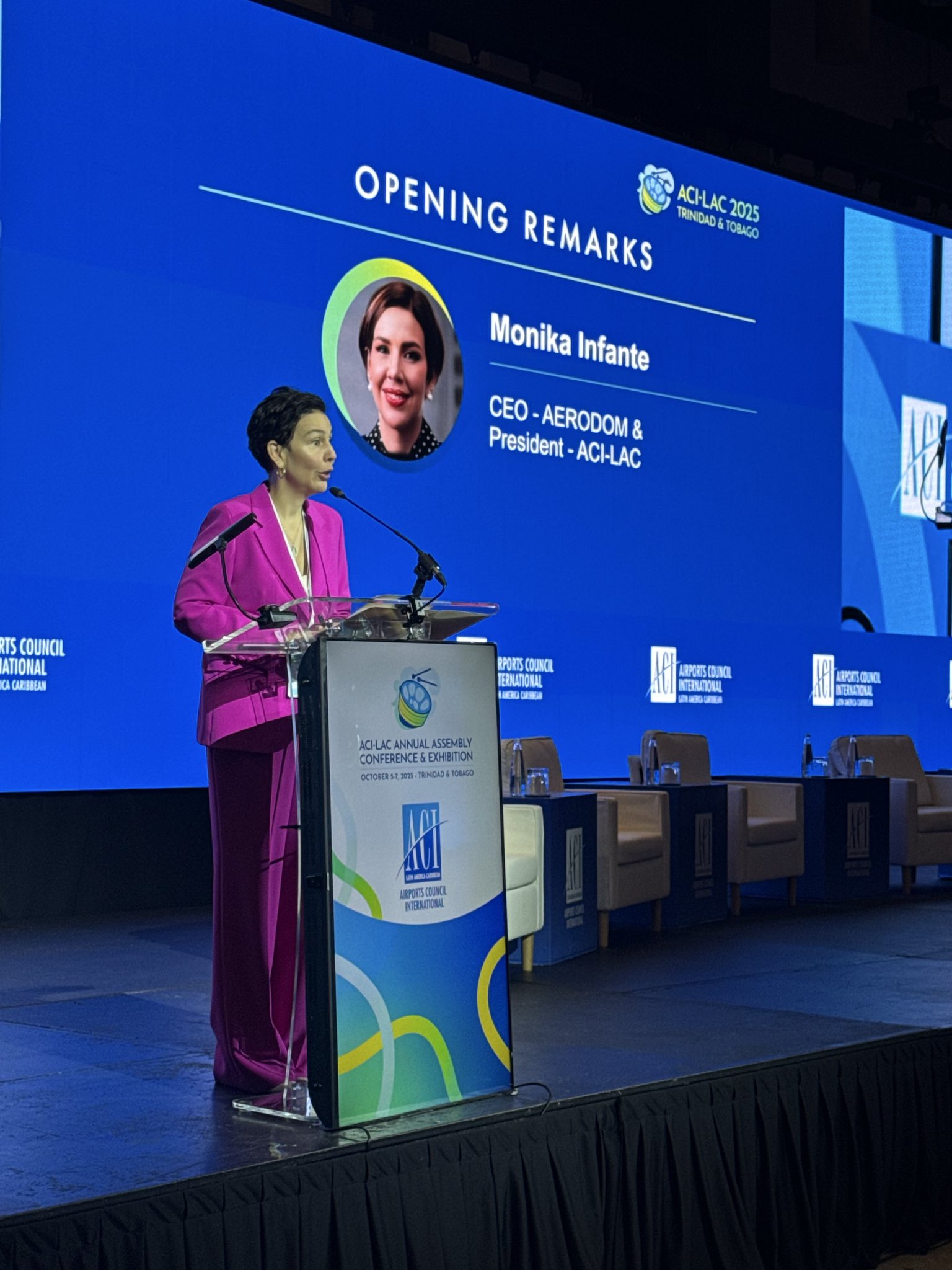 Monika Infante, presidenta de ACI-LAC y CEO de AerodomRD abre la Conferencia ACILAC2025 y planteó que en América Latina y el Caribe, los aeropuertos son más que infraestructura: son puentes de sueños, motores de progreso y símbolos de integración.