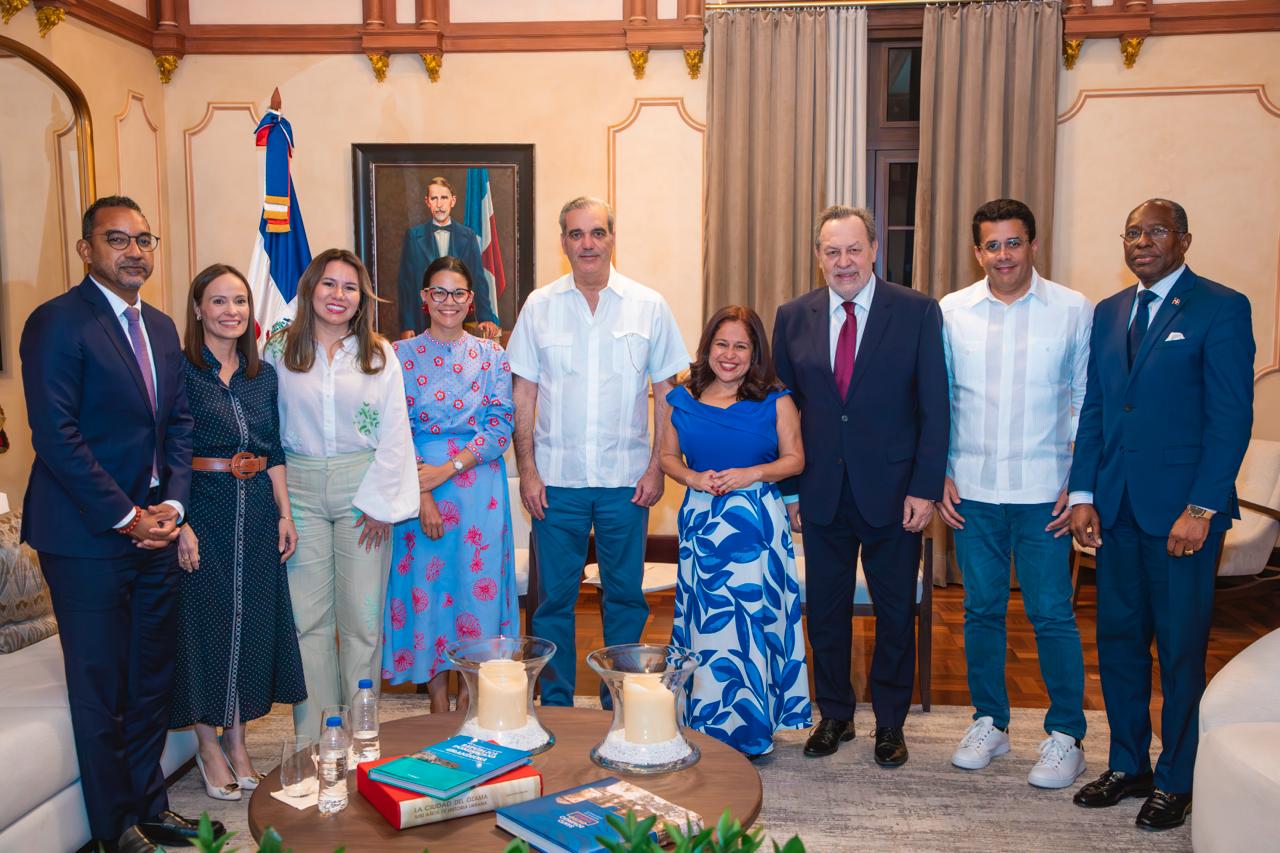 Figuran en la fotografía, el presidente Luis Abinader con chacabana blanca al centro y a su izquierda Natalia Bayona, secretaria ejecutiva de ONU Turismo, Angie Duarte de Melillo, ministra de Turismo de Paraguay, una señora no identificada y Jaime Miyaki, director de Cooperación Técnica de ONU Turismo. A la derecha de Abinader figuran Morena Valdez, ministra de Turismo de El Salvador, Gustavo Santos, director regional para las Américas de ONU Turismo, David Collado, ministro de Turismo dominicano y Carlos Peguero, viceministro de Cooperación Internacional del Mitur.