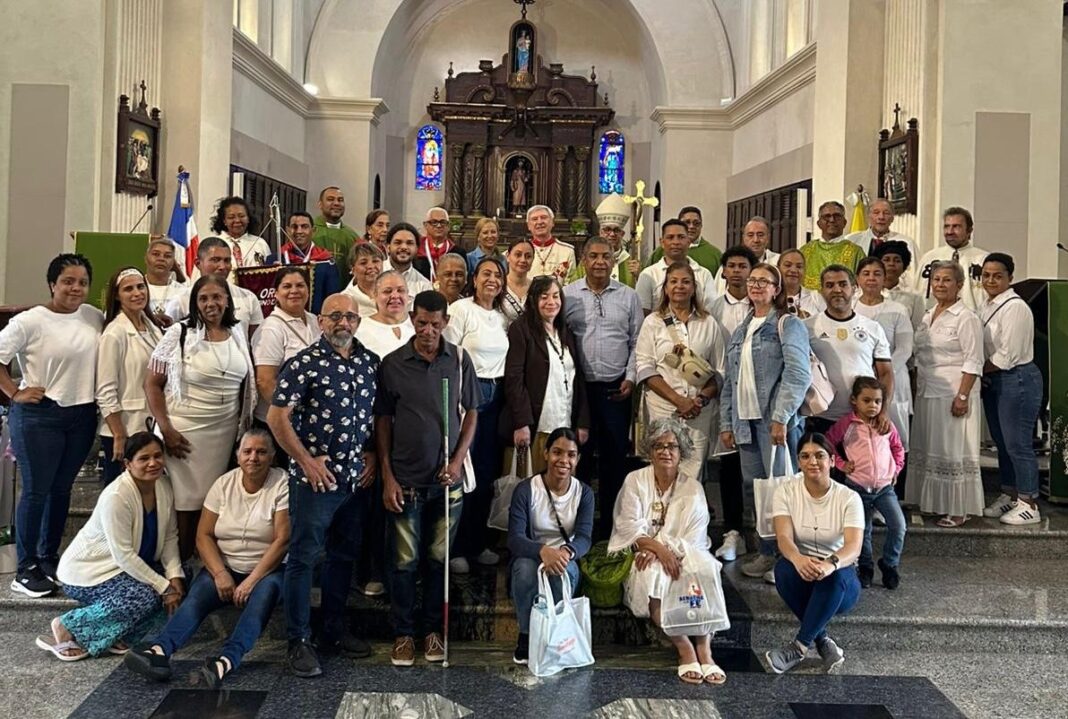 Foto del grupo de peregreinos al Sendero de la Fe Santiago que se consolida como una de las experiencias más significativas del Jubileo 2025 en la ciudad, integrando espiritualidad, cultura e identidad.