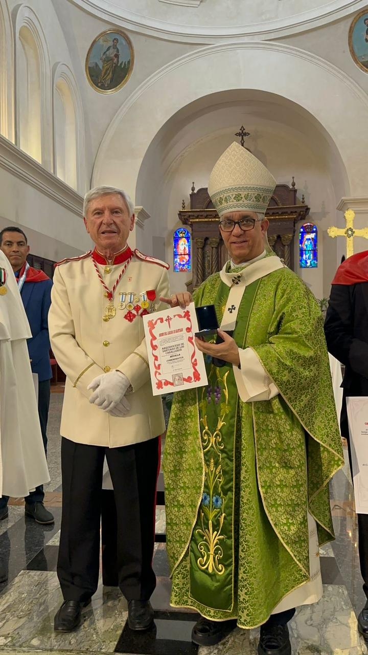 Monseñor Héctor Rafael Rodríguez, Arzobispo Metropolitano de Santiago junto al Canciller Alejandro Rubín Carballo y de la Comisión de Comendadores de la Orden del Camino de Santiago.