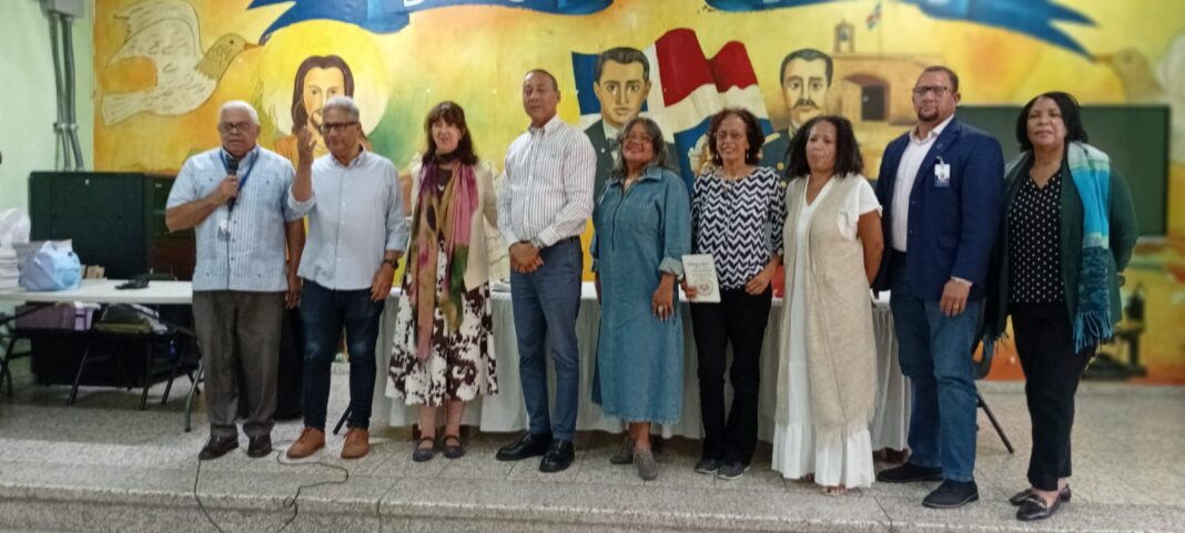 Poetas participantes en la lectura en el Liceo Estados Unidos de América, Foto Suministrada.