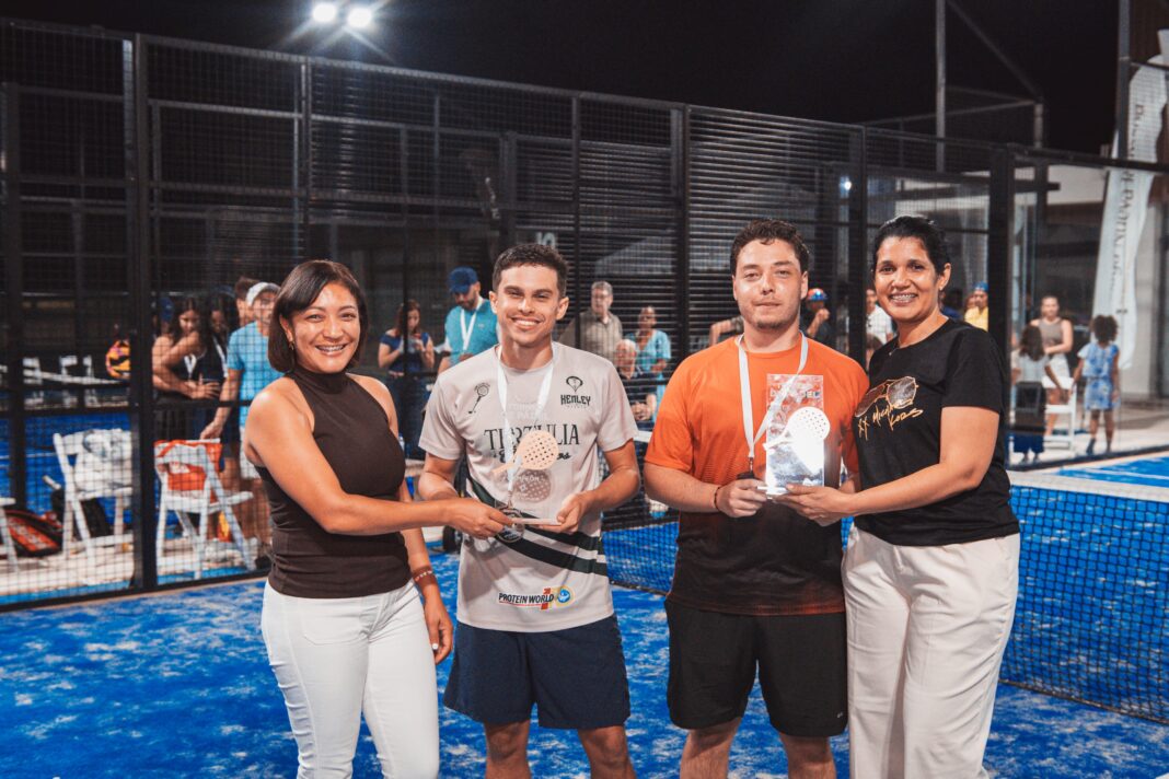 Al final del torneo de Pádel en Playa Nueva Romana posan Rossy Santana, Carlos Cabral Jr., Jorge Di Zio y Felvianny Estevez