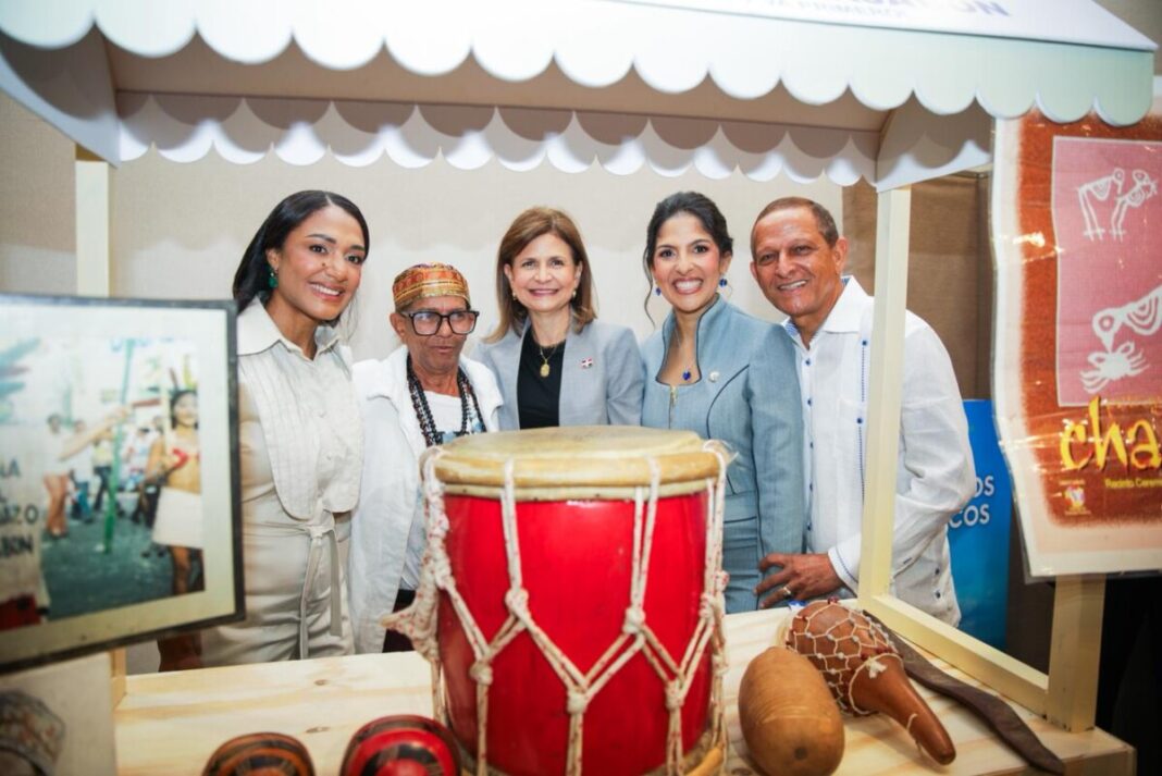 Figuran al centro la vicepresidenta de la República Dominicana, Raquel Peña, a su izquierda Kahia Sarit, presidenta del Clúster Ecoturístico de Dajabón, el gestor cultural Chío Villalona, y a su derecha, la diputada Daritsa Zapata y el ex diputado por Dajabón y padre de Daritza, Darío Zapata durante un momento en la Feria Ecoturística y de Desarrollo Territorial 