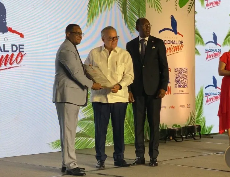 Reconocimiento a Frank Rainieri Marranzini. Figuran Luis Severino, presidente del premio y Carlos Peguero, viceministro de Turismo.