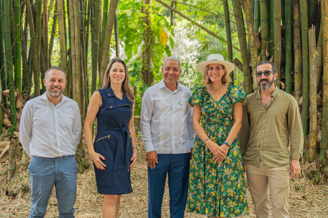 Representantes de la Fundación Eco-Bahia y del Grupo Piñero junto a director general del Jardín Botánico Nacional, Pedro Nolasco