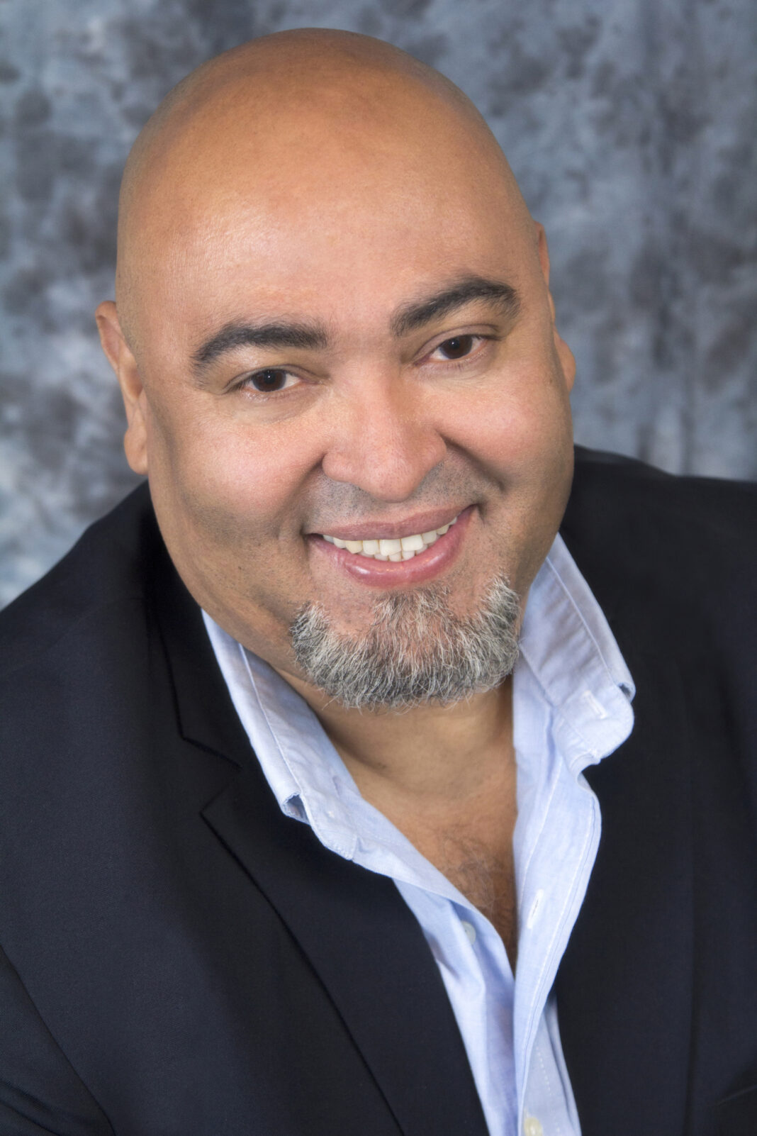 El Dr. Tineo es cofundador de The Hispanic/Latino Cultural Center of NY, organizadores de la Feria del Libro en Queens y, además de sus obras literarias, se reconocen sus aportes para visibilizar la literatura dominicana en la diáspora y enriquecer la cultura global