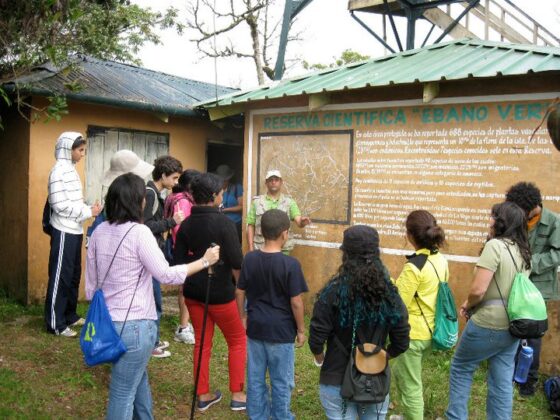 Un grupo se prepara antes de realizar senderismo en la Reserva Cient&iacute;fica &Eacute;bano Verde