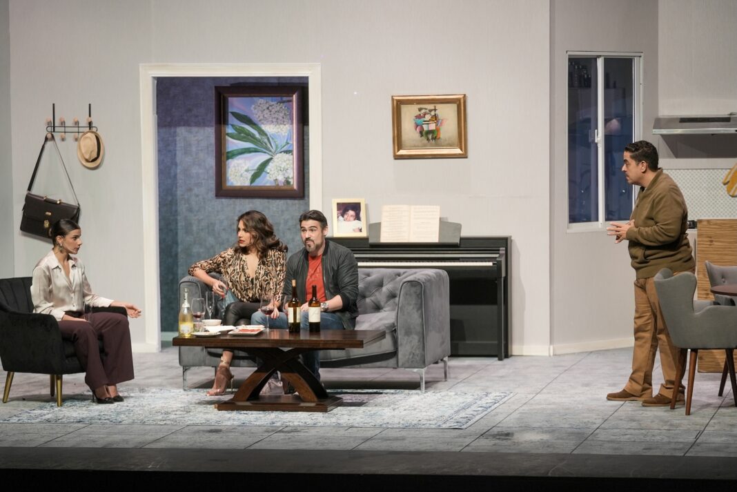 “Los Vecinos de Arriba”, una producción de la compañía de teatro Niní Germán y de la autoría de Cesc Gay, es una comedia con diálogos directos, francos y sin tabúes que divierte a su público desde que inicia hasta que termina.