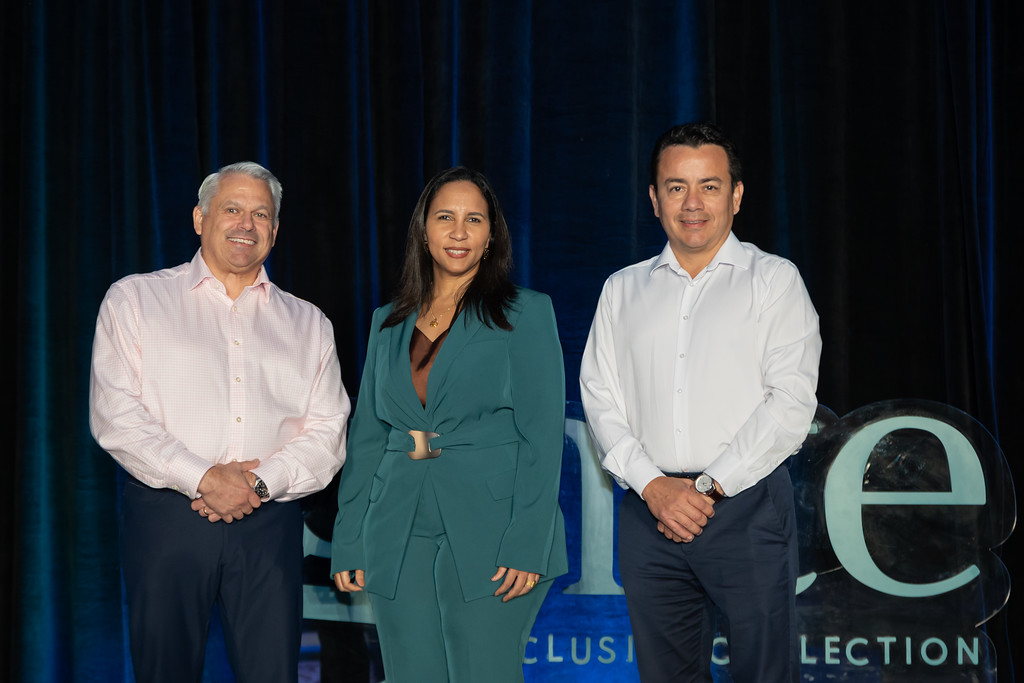 En la imagen, la vice ministra de Turismo Jaqueline Mora, Jhon Long y Luiz Nuñez de Hyatt´s Incluisve Collection; Michelle Ellis y Mireya Orrente de Flight Centre Travel Group, Eva Hausheer y Helen Montijano de Bahia Principe con Luis Núñez de Hyatt´s Inclusive Collection