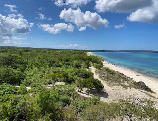 Vista panor&aacute;mica de la playa Bay&iacute;a de las &Aacute;guilas en el Parque Nacional Jaragua