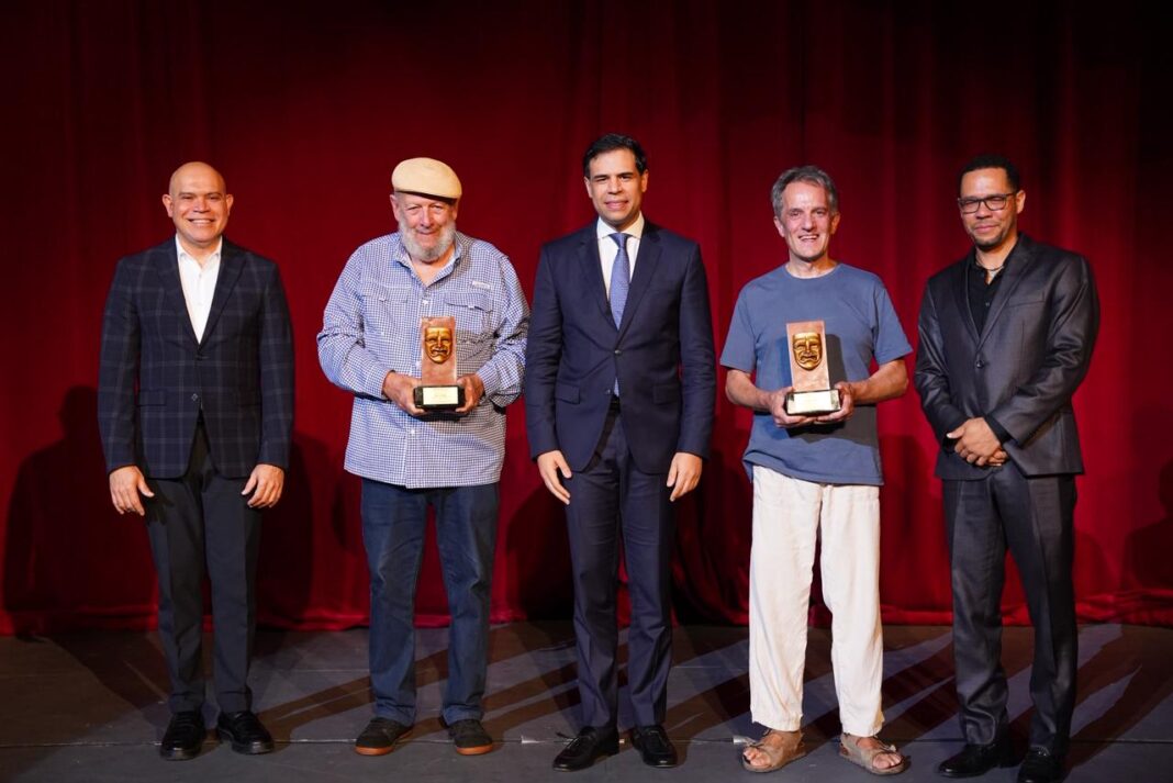 Al centro, Freddy Ginebra con una boina y el ministro de Cultura, Roberto A. Salcedo en la apertura del Festival Internacional de Teatro FITE RD 2025