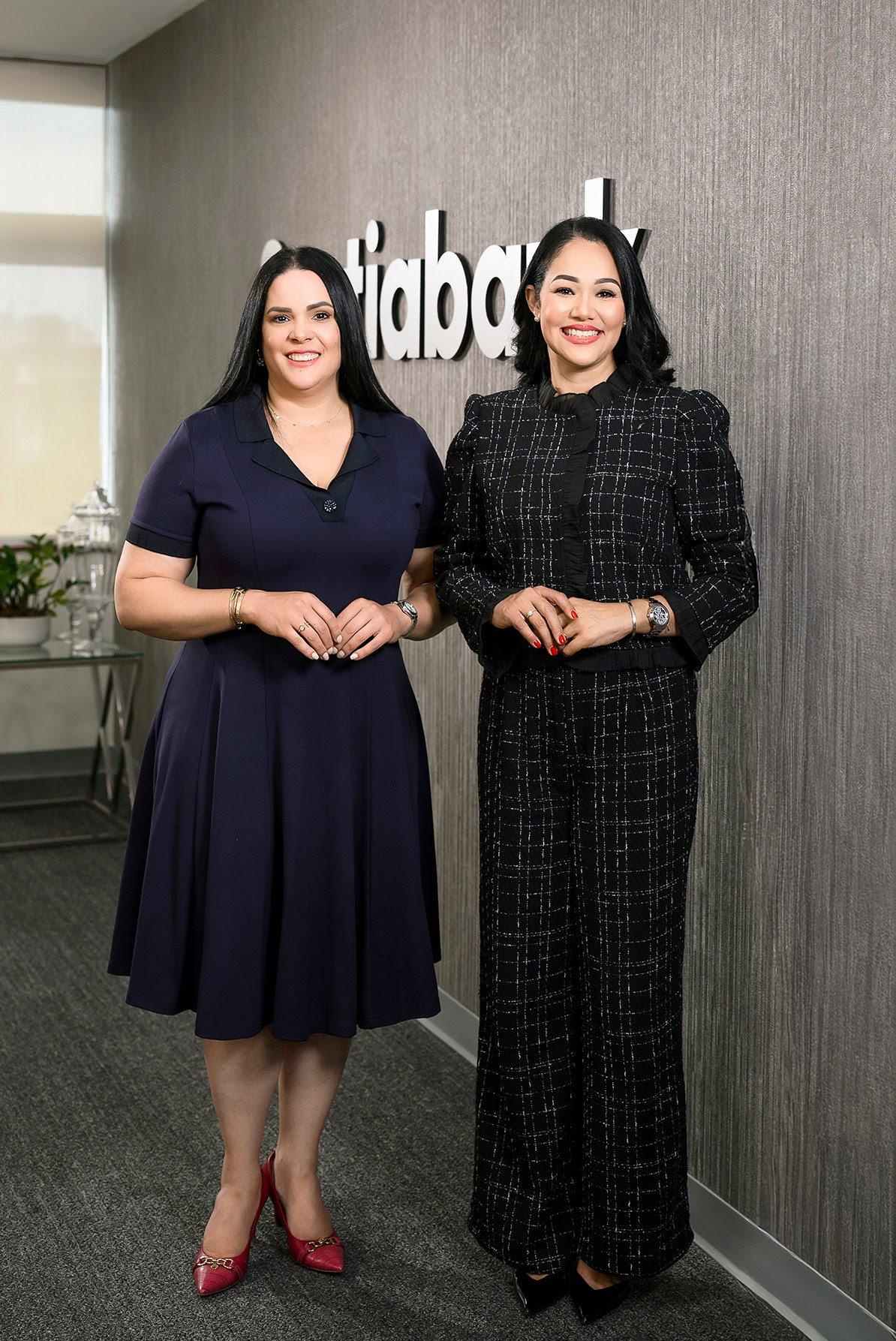 Zaira Veras, gerente Senior de Crédito Garantizados y Zoila Abreu, directora de Ventas Alternas.