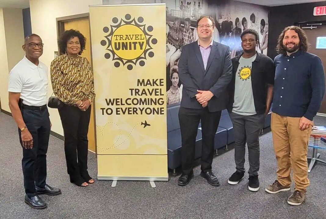Roni Weiss, a la derecha junto a colaboradores de Travel Unity y Dona Regis-Prosper a la izquierda junto a un ejecutivo de la Organización de Turismo del Caribe, luego de la firma el Memorando de Entendimiento.