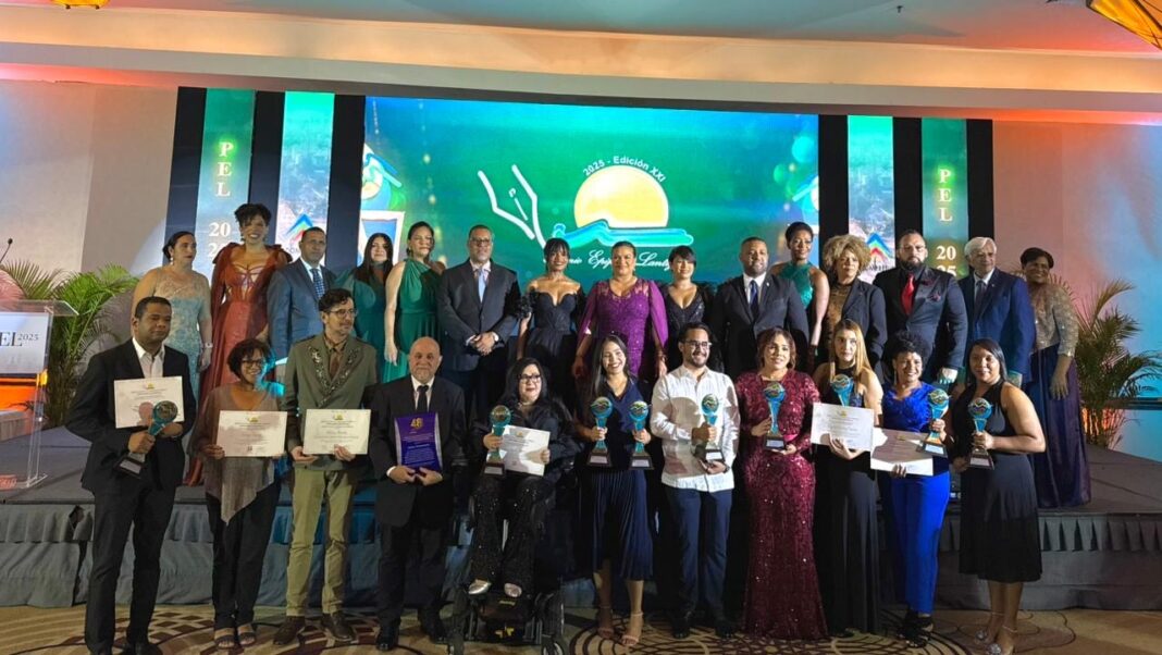 Directivos de Adompretur junto a los ganadores de la vigésima primera edición del Premio Nacional de Periodismo Turístico Epifanio Lantigua (PEL 2025),