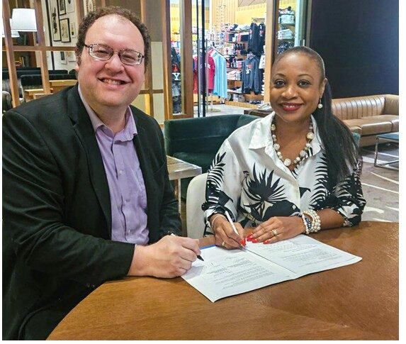 Roni Weiss (izquierda), Director Ejecutivo de Travel Unity, y Dona Regis-Prosper (derecha), Secretaria General y CEO de la Organización de Turismo del Caribe, firman el Memorando de Entendimiento en Nueva York el verano pasado.