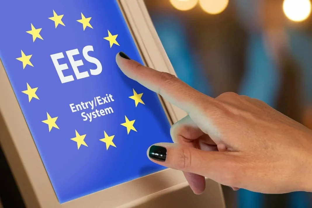EL Sistema de Entrada y Salidas EES por las fronteras europeas informatizado registra, para cada viajero no europeo, los datos personales, la fecha y el lugar de entrada o salida, así como datos biométricos como la fotografía facial y las huellas dactilares.