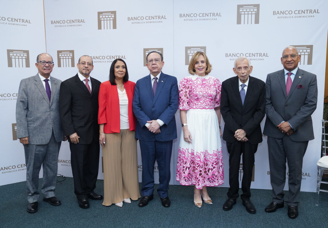 José Alcántara, Tulio Cordero, Vivian Jiménez, Héctor Valdez Albizu, Clarissa de la José Alcántara, Tulio Cordero, Vivian Jiménez, Héctor Valdez Albizu, Clarissa de la Rocha de Torres, Luis Beiro Álvarez y Ervin Novas Bello duraqnte el acto en el Banco Central.