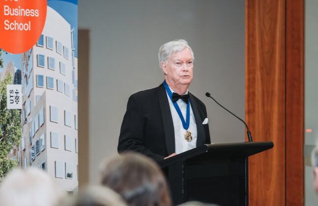 El profesor Dwyer recibe el Premio Ulises de ONU Turismo, reconocimiento ganado por los logros que ha cosechado a lo largo de su carrera en los &aacute;mbitos de la econom&iacute;a y la pol&iacute;tica tur&iacute;stica, la competitividad de los destinos y el desarrollo del turismo sostenible,