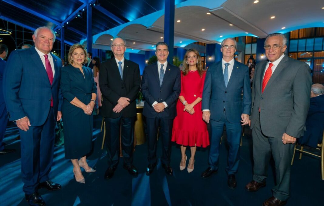 De izquierda a derecha, los señores Alejandro Santelises, Katingo Haché de Santelises, Manuel A. Grullón, Christopher Paniagua, Sandra Bisonó de Paniagua, René Grullón y Luis Mejía Oviedo.[