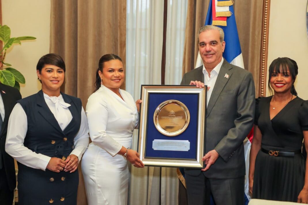 Carmen Bretón, secretaria general; Sarah Hernández, presidenta de Adompretur, el presidente de la República, Luis Abinader y la vicepresidente de Adompretur Millizen Uribe, durante la entrega de la placa de reconocimiento al mandatario en el Palacio Nacional.