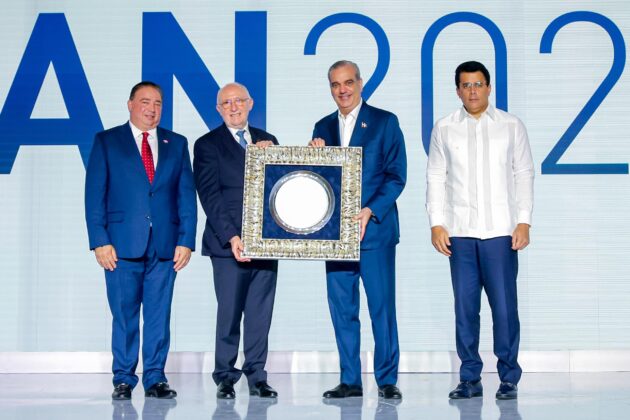 El presidente Luis Abinader y el Ministro de Turismo David Collado y H&eacute;ctor Porcella, presidente de la JAC, entregan un reconociminto a Salvatore Sciacchitano, presidente de la OACI