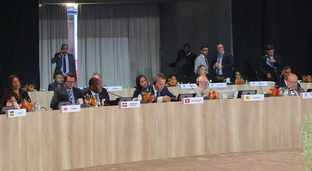 Carlos Andrés Peguero, viceministro de Turismo para la Cooperación. Internacional, expone durante su participación en la 26ª Asamblea General de Turismo de las Naciones Unidas .