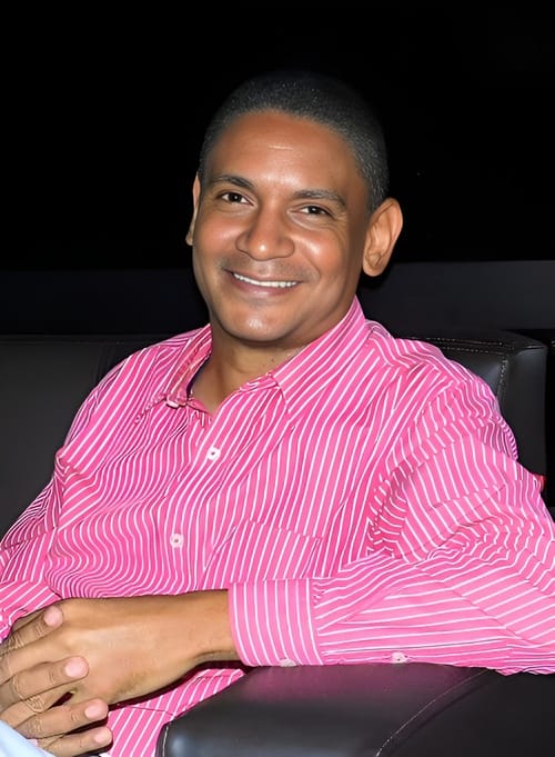 Nacido en La Romana en 1972, Sánchez forjó un perfil profesional integral que combina la sociología, la educación bilingüe, la comunicación social, la escritura y la actuación.