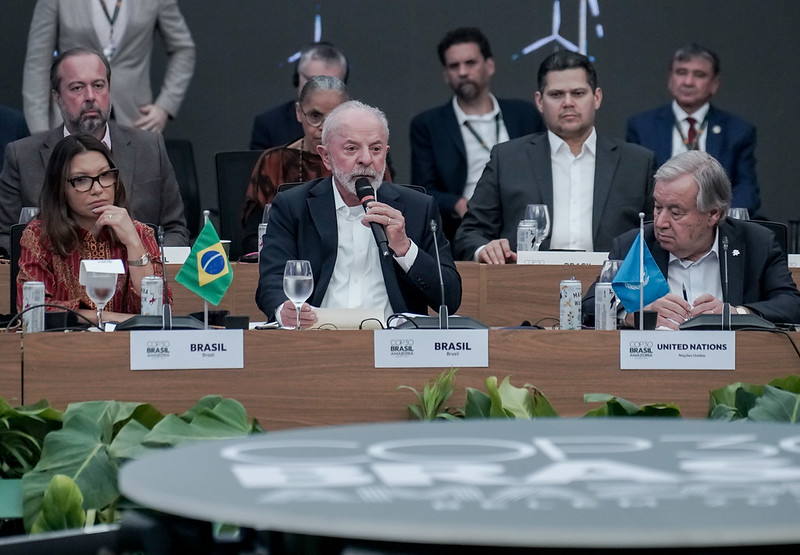 Lula Da Silva y Antonio Guterres en primera fila de la Mesa Redonda de Líderes. Reunión sobre la Transición Energética en la Cumbre del Clima, que reúne a líderes mundiales para debatir los principales retos y compromisos en la lucha contra el cambio climático. Foto: Rafa Neddermeyer/COP30 Amazonía Brasil/PR