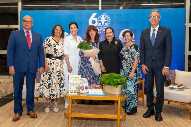 Junta a Irene Vallejo destacan en la fotograf&iacute;a Mar&iacute;a Amalia Le&oacute;n, docente y presidenta de la Fundaci&oacute;n Eduardo Le&oacute;n Jimenes y del Centro Le&oacute;n, la escritora Mar&iacute;a Teresa Ruiz de Catrain, el poeta, Premio Nacional de Literatura, entre otras personalidades que participaron del encuentro.